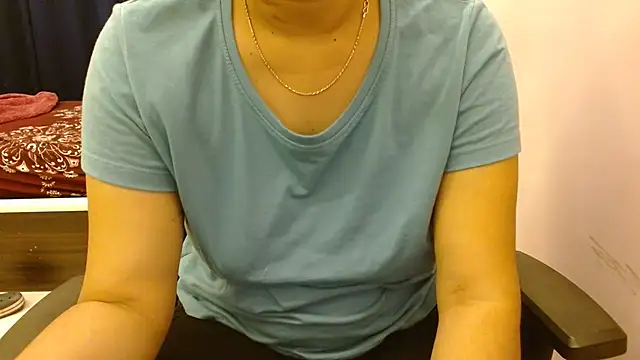 Snapshot of priya__81 chatting on 01/08/25, 06:31 priya 81 online show from 01/08/25, 06:31