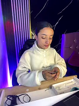 Snapshot of Ady_18 chatting on 11/20/25, 08:08 Ady 18 online show from 11/20/25, 08:08