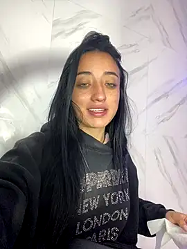 Snapshot of Ady_18 chatting on 11/30/25, 01:04 Ady 18 online show from 11/30/25, 01:04