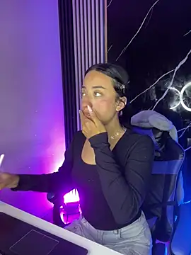 Snapshot of Ady_18 chatting on 12/17/25, 08:15 Ady 18 online show from 12/17/25, 08:15