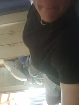 Snapshot of Off_the_Lesh chatting on 11/21/25, 12:32 Off the Lesh online show from 11/21/25, 12:32