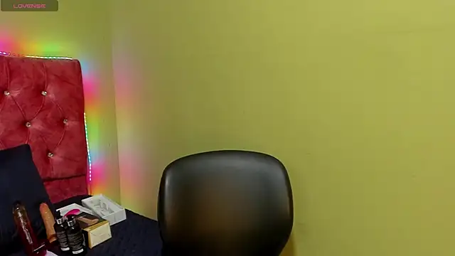 Snapshot of blue_violette_ chatting on 10/18/25, 07:47 blue violette  online show from 10/18/25, 07:47