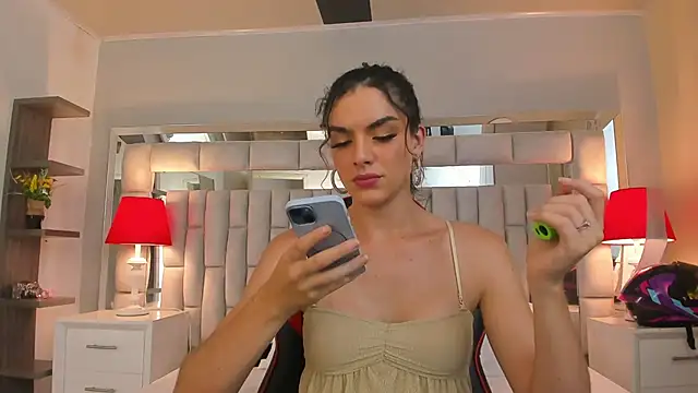 Snapshot of mariiahneedles chatting on 10/31/25, 01:17 mariiahneedles online show from 10/31/25, 01:17