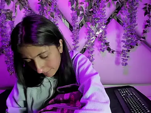 Snapshot of Cameron_cutte chatting on 10/30/25, 08:42 Cameron cutte online show from 10/30/25, 08:42