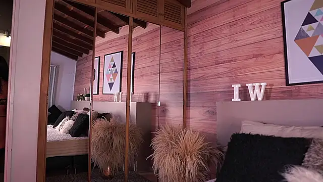 Snapshot of IzzyWild chatting on 10/20/25, 11:43 IzzyWild online show from 10/20/25, 11:43