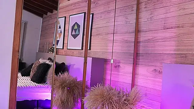 Snapshot of IzzyWild chatting on 11/19/25, 11:21 IzzyWild online show from 11/19/25, 11:21