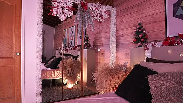 Snapshot of IzzyWild chatting on 12/16/25, 10:42 IzzyWild online show from 12/16/25, 10:42