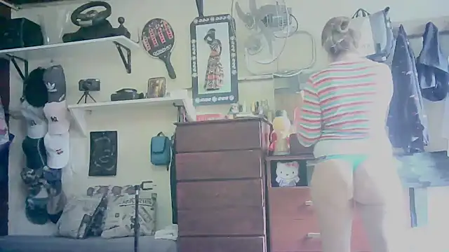 Snapshot of mybodyarg chatting on 11/21/25, 01:32 mybodyarg online show from 11/21/25, 01:32