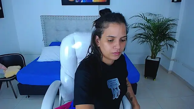 Snapshot of Chiqui_milk_ chatting on 02/28/25, 02:20 Chiqui milk  online show from 02/28/25, 02:20