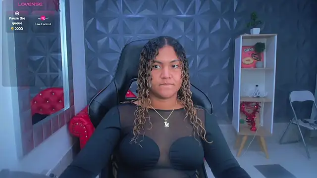 Snapshot of Cristal_War chatting on 11/25/25, 11:27 Cristal War online show from 11/25/25, 11:27