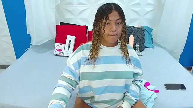 Snapshot of Cristal_War chatting on 11/29/25, 09:18 Cristal War online show from 11/29/25, 09:18