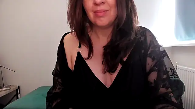 Snapshot of Ella_Next_Door chatting on 12/15/25, 01:26 Ella Next Door online show from 12/15/25, 01:26