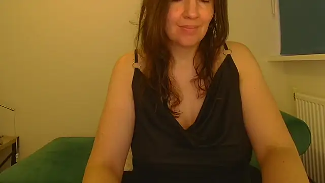 Snapshot of Ella_Next_Door chatting on 12/16/25, 03:50 Ella Next Door online show from 12/16/25, 03:50
