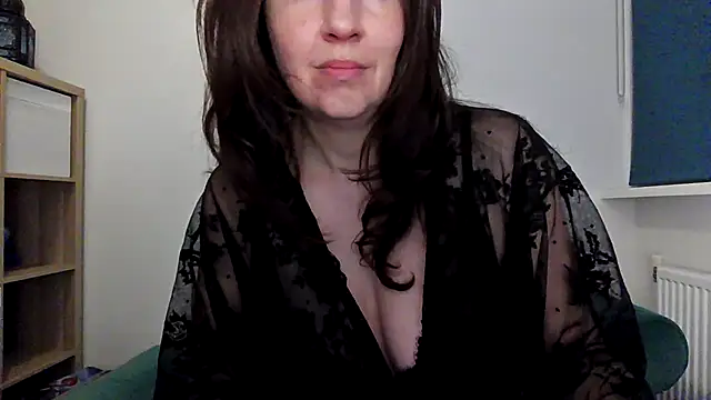 Snapshot of Ella_Next_Door chatting on 12/19/25, 07:54 Ella Next Door online show from 12/19/25, 07:54