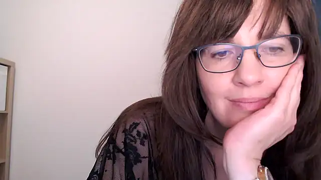 Snapshot of Ella_Next_Door chatting on 12/21/25, 09:44 Ella Next Door online show from 12/21/25, 09:44