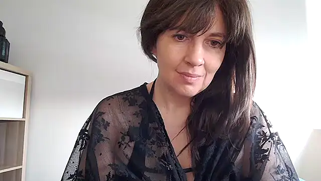 Snapshot of Ella_Next_Door chatting on 01/11/26, 01:05 Ella Next Door online show from 01/11/26, 01:05