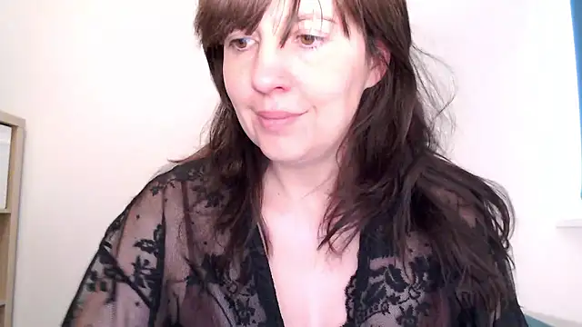 Snapshot of Ella_Next_Door chatting on 01/19/26, 03:27 Ella Next Door online show from 01/19/26, 03:27