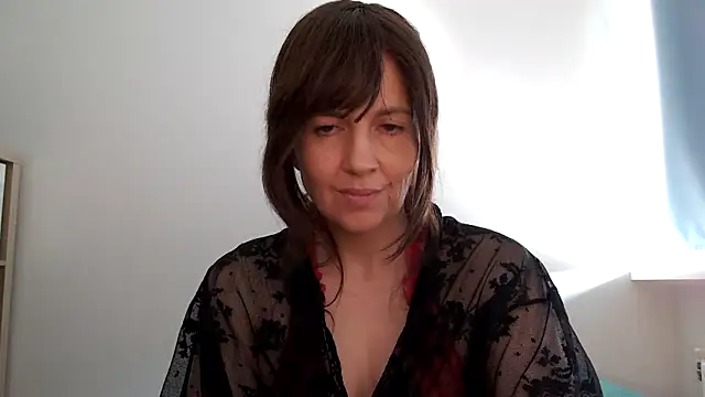 Snapshot of Ella_Next_Door chatting on 03/04/26, 01:06 Ella Next Door online show from 03/04/26, 01:06