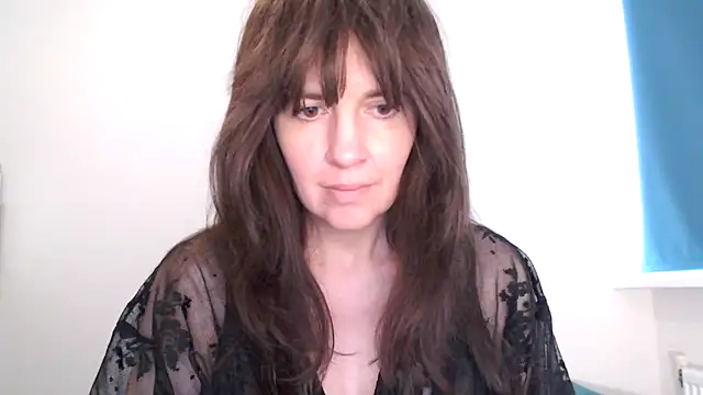 Snapshot of Ella_Next_Door chatting on 03/14/26, 02:00 Ella Next Door online show from 03/14/26, 02:00