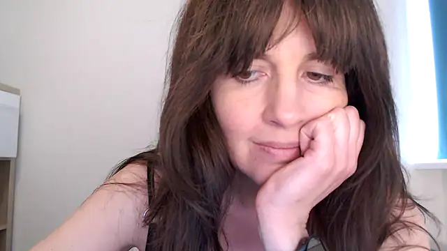 Snapshot of Ella_Next_Door chatting on 03/17/26, 03:26 Ella Next Door online show from 03/17/26, 03:26