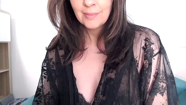 Snapshot of Ella_Next_Door chatting on 03/31/26, 03:01 Ella Next Door online show from 03/31/26, 03:01