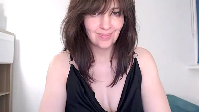 Snapshot of Ella_Next_Door chatting on 04/05/26, 10:18 Ella Next Door online show from 04/05/26, 10:18