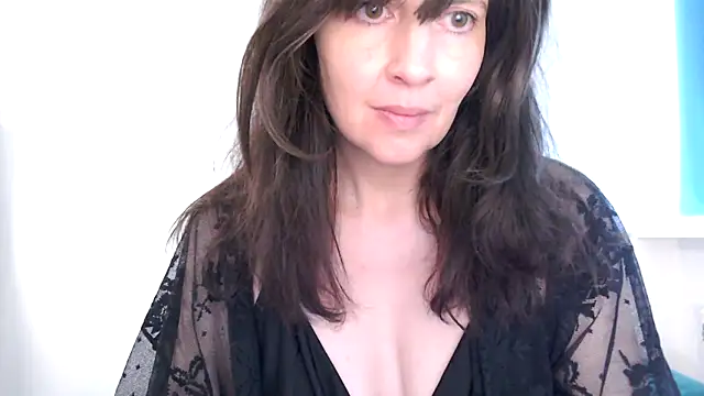 Snapshot of Ella_Next_Door chatting on 04/14/26, 03:18 Ella Next Door online show from 04/14/26, 03:18