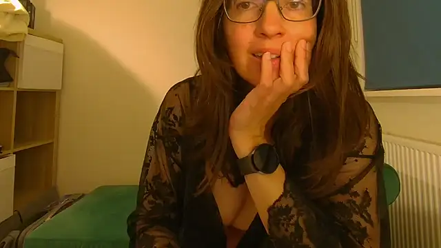 Snapshot of Ella_Next_Door chatting on 05/06/26, 08:58 Ella Next Door online show from 05/06/26, 08:58