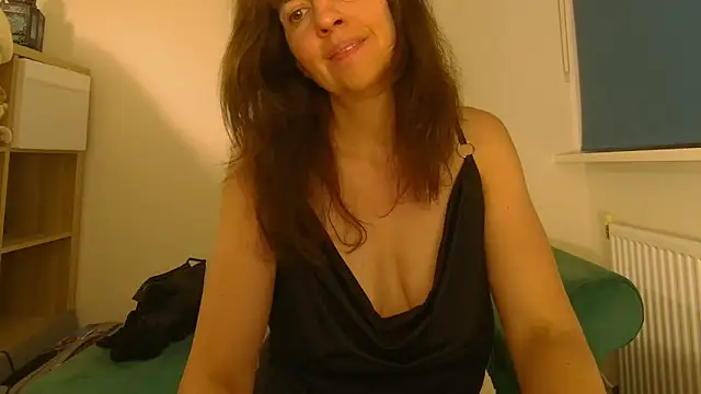 Snapshot of Ella_Next_Door chatting on 05/29/26, 09:35 Ella Next Door online show from 05/29/26, 09:35