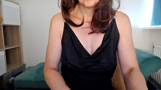 Snapshot of Ella_Next_Door chatting on 06/30/26, 03:02 Ella Next Door online show from 06/30/26, 03:02