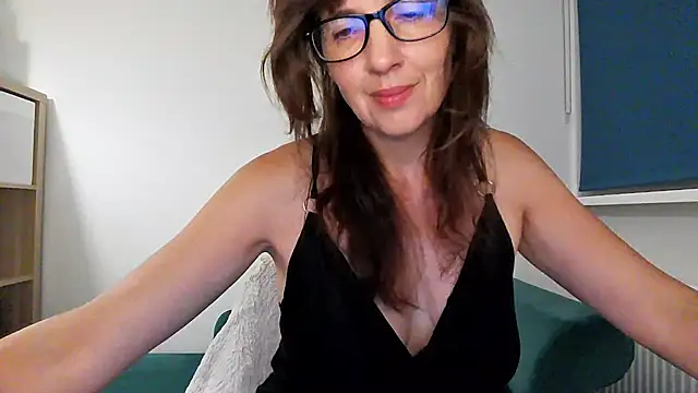Snapshot of Ella_Next_Door chatting on 08/07/26, 09:28 Ella Next Door online show from 08/07/26, 09:28
