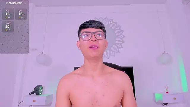 Snapshot of CodyTwink chatting on 09/12/25, 11:43 CodyTwink online show from 09/12/25, 11:43