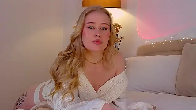 Snapshot of JuliaJaee chatting on 12/16/24, 10:03 JuliaJaee online show from 12/16/24, 10:03