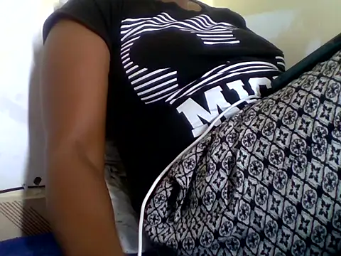 Hot-zeenah online show from 10/13/25, 07:30