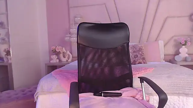 Snapshot of Riley__x chatting on 03/17/25, 08:51 Riley x online show from 03/17/25, 08:51