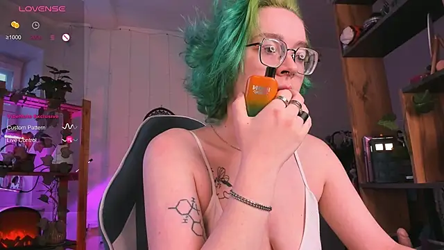 Snapshot of alisahug chatting on 03/10/25, 01:10 alisahug online show from 03/10/25, 01:10