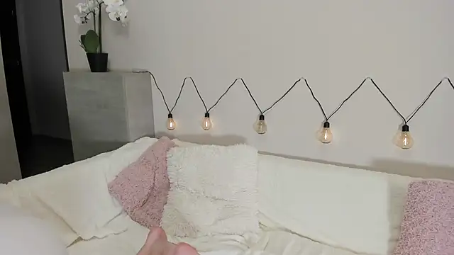 Snapshot of shine_chanel chatting on 12/10/24, 09:22 shine chanel online show from 12/10/24, 09:22