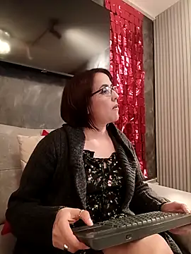 Snapshot of IsisBlake chatting on 12/04/25, 02:04 IsisBlake online show from 12/04/25, 02:04