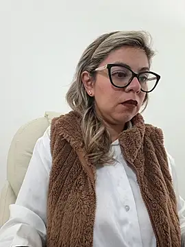 Snapshot of Cata_Office-12 chatting on 10/29/25, 01:24 Cata Office-12 online show from 10/29/25, 01:24