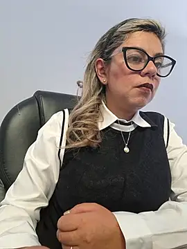 Snapshot of Cata_Office-12 chatting on 11/10/25, 01:54 Cata Office-12 online show from 11/10/25, 01:54