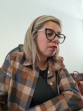 Snapshot of Cata_Office-12 chatting on 11/11/25, 09:04 Cata Office-12 online show from 11/11/25, 09:04