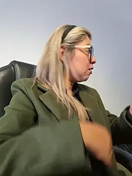 Snapshot of Cata_Office-12 chatting on 11/12/25, 09:14 Cata Office-12 online show from 11/12/25, 09:14