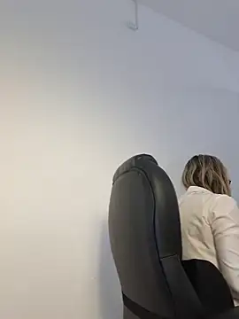 Snapshot of Cata_Office-12 chatting on 11/13/25, 09:14 Cata Office-12 online show from 11/13/25, 09:14