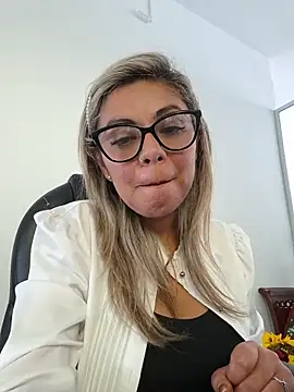 Snapshot of Cata_Office-12 chatting on 11/14/25, 05:00 Cata Office-12 online show from 11/14/25, 05:00