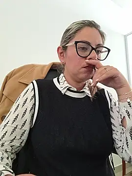 Snapshot of Cata_Office-12 chatting on 11/18/25, 08:35 Cata Office-12 online show from 11/18/25, 08:35