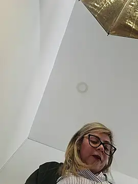 Snapshot of Cata_Office-12 chatting on 11/19/25, 08:20 Cata Office-12 online show from 11/19/25, 08:20