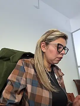 Snapshot of Cata_Office-12 chatting on 11/21/25, 08:07 Cata Office-12 online show from 11/21/25, 08:07