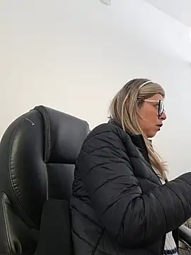 Snapshot of Cata_Office-12 chatting on 11/22/25, 04:06 Cata Office-12 online show from 11/22/25, 04:06