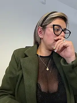 Snapshot of Cata_Office-12 chatting on 11/24/25, 08:52 Cata Office-12 online show from 11/24/25, 08:52