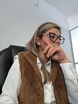 Snapshot of Cata_Office-12 chatting on 11/27/25, 04:20 Cata Office-12 online show from 11/27/25, 04:20